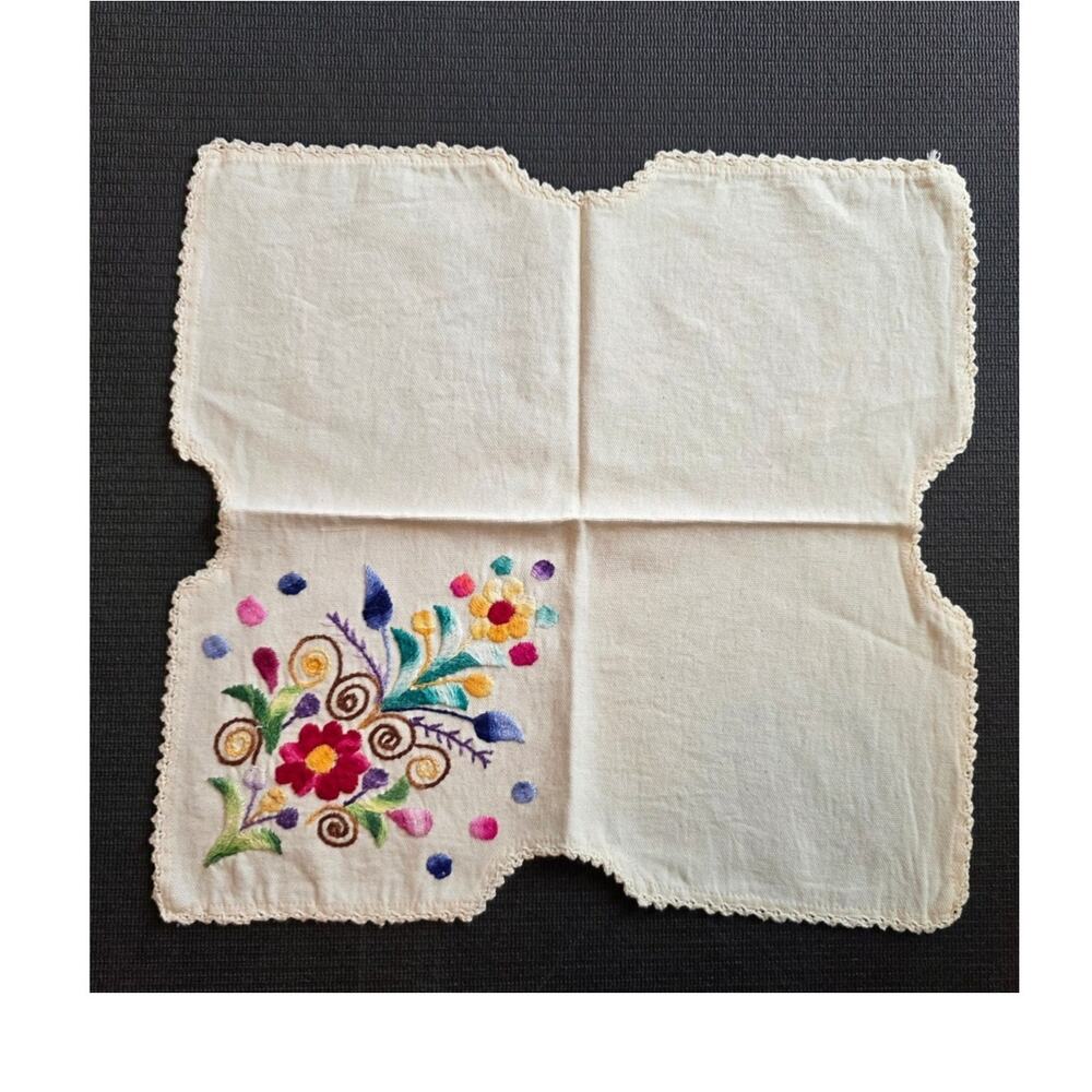 VTG Ivory Multicolored Embroidered Floral Doily Breadbasket Liner Cottagecore